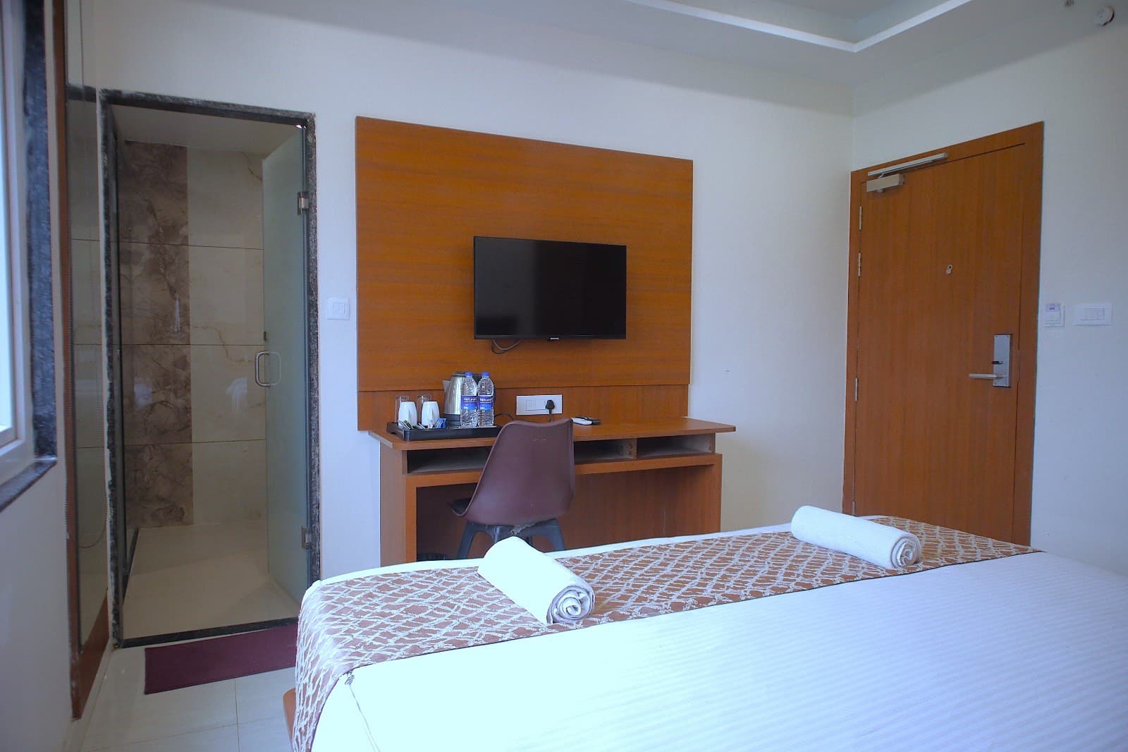 Super Deluxe Room at Nimmagadda Vari Andhra Tours and Travels, photo 2 of 7